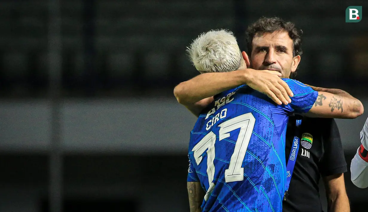 Pelatih kepala Persib Bandung, Luis Milla (kiri) memeluk pemainnya, Ciro Alves setelah laga pekan ketiga BRI Liga 1 2023/2024 antara Persib Bandung melawan Dewa United di Stadion GBLA, Bandung, Jumat (14/07/2023). (Bola.com/Bagaskara Lazuardi)