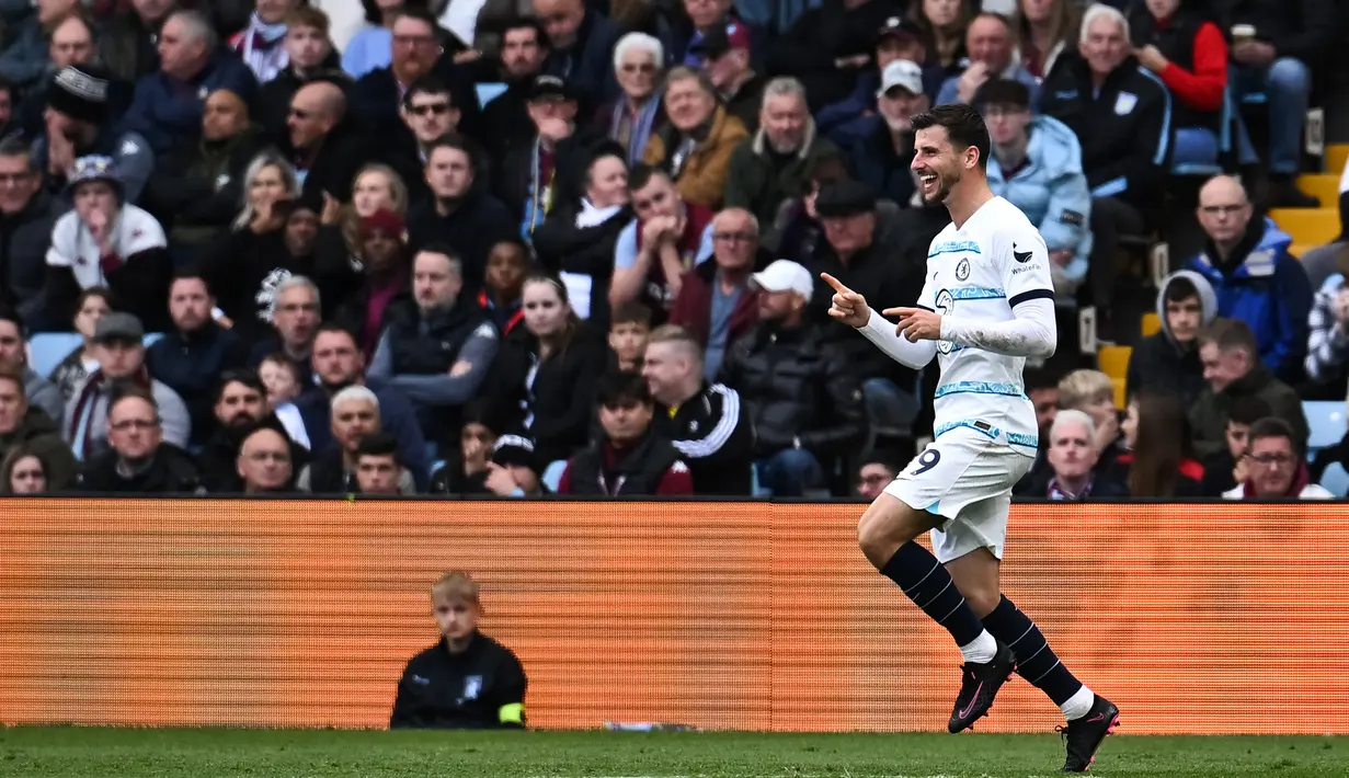 Di tengah serangan bertubi-tubi Aston Villa, Chelsea justru mampu menggandakan skor menjadi 2-0 pada menit ke-65. Mason Mount mencetak gol keduanya lewat eksekusi tendangan bebas langsung dari luar kotak penalti setelah sebelumnya ia dilanggar oleh Tyrone Mings. (AFP/Ben Stansall)