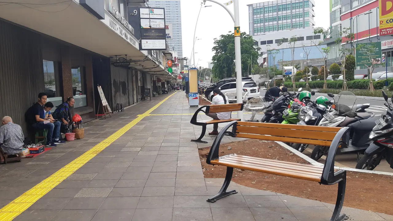 Pemerintah Provinsi DKI Jakarta merevitalisasi trotoar di Jalan Cikini Raya, Jakarta Pusat.