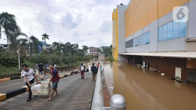 Banjir Jakarta Lumpuhkan Mall Cipinang Indah