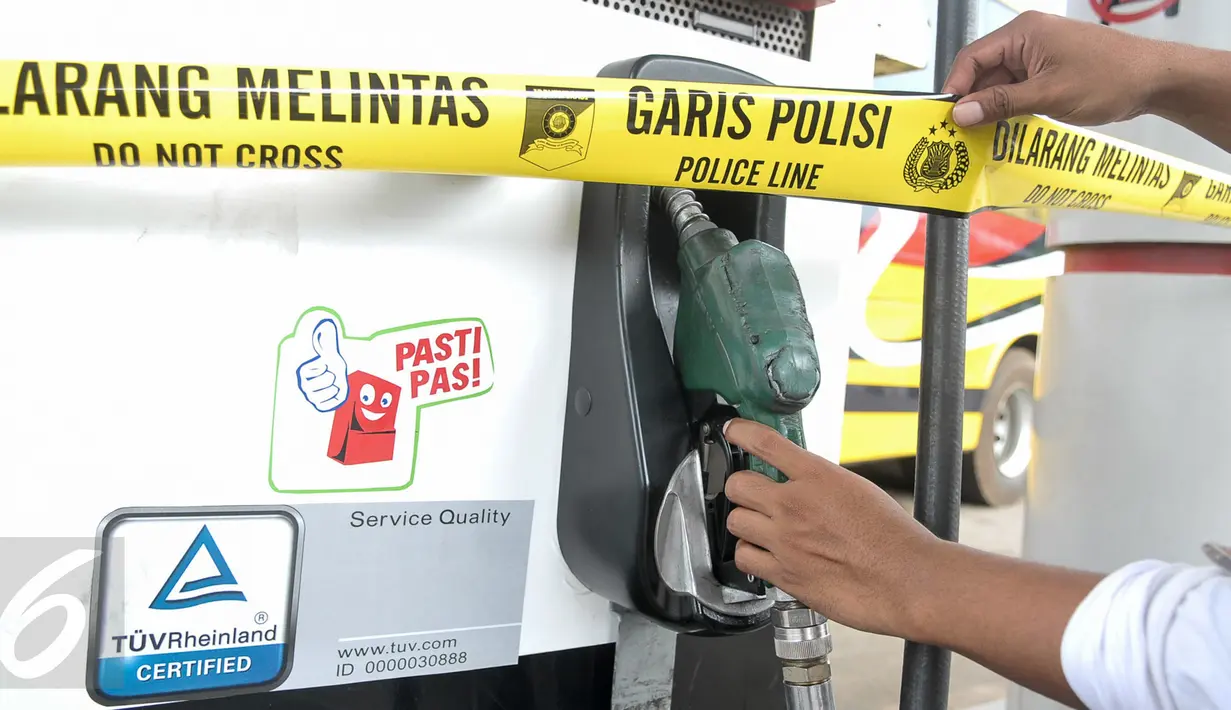 Garis polisi terpasang di mesin pompa solar yang diduga bercampur air di SPBU Jalan Juanda, Depok, Senin (14/11). Polresta Kota Depok menyegel dan menutup sementara SPBU tersebut lantaran diduga mencampur solar dengan air. (Liputan6.com/Yoppy Renato)