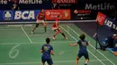 Ganda putri Indonesia, Greysia/Nitya saat berhadapan dengan pasangan Tang Jinhua/Tian Qing asal Tiongkok di final BCA Indonesia Open Superseries Premier 2015 di Jakarta, Minggu (7/6/2015). Tang JH/Tian Q menang 21-11, 21-10. (Liputan6.com/Andrian M Tunay)