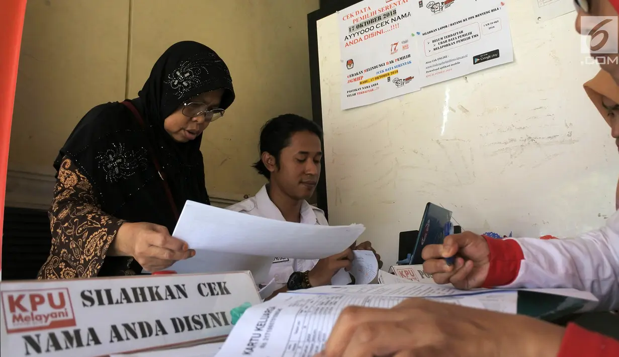 Petugas PPS Kelurahan Menteng mengecek Daftar Pemilih Tetap (DPT) di Kelurahan Menteng, Jakarta, Rabu (17/10). Kegiatan tersebut merupakan bagian dari program Gerakan Melindungi Hak Pilih (GMHP). (Merdeka.com/Imam Buhori)