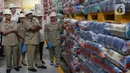 Hari ini, Sabtu (22/2/2025), Wakil Gubernur Jakarta Rano Karno meninjau ketersediaan beras di Gudang RPC Food Station Tjipinang Jaya dan kebutuhan pokok di cold storage Perumda Dharma Jaya. (Liputan6.com/Herman Zakharia)