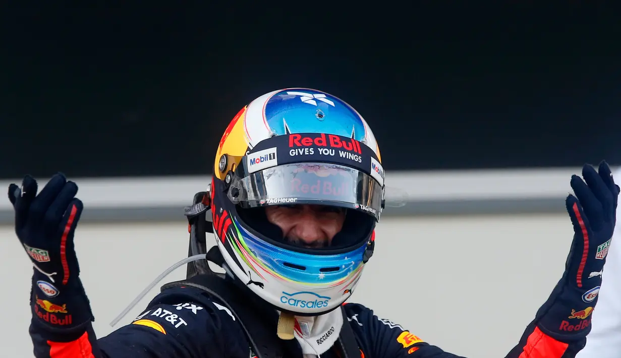 Pembalap Red Bull, Daniel Ricciardo melakukan selebrasi usai finis urutan pertama pada balapan GP Azerbaijan di Baku, Minggu (25/6). Kemenangan Ricciardo merupakan yang pertama sejak dia menjuarai Grand Prix Malaysia tahun lalu. (AP Photo/Darko Bandic)