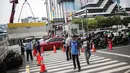 Petugas Dishub memindahkan separator beton untuk menutup sebagian jalan di depan kantor Bawaslu RI, Jakarta, Selasa (21/5/2019). Aparat kepolisian memperketat penjagaan gedung Bawaslu untuk aksi 22 Mei atau setelah penetapan hasil rekapitulasi suara Pemilu 2019 oleh KPU. (Liputan6.com/Faizal Fanani)