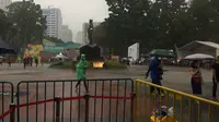 Hujan mengguyur kawasan GBK jelang acara penutupan Asian Games 2018 (Liputan6.com/ Muhammad Radityo)