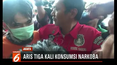 Saat digrebek polisi, Aris tengah berpesta narkoba bersama empat orang lainnya, dua di antaranya wanita.