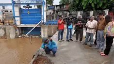 Wagub DKI Jakarta, Djarot Saiful Hidayat mengecek ketinggian Pintu Air Manggarai, Sabtu (27/12/2014). (Liputan6.com/Miftahul Hayat)