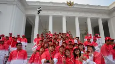 Sejumlah kontingen Indonesia menyempatkan untuk selfie sebelum acara pelepasan kontingen sea games di Istana Merdeka, Jakarta, Selasa (26/5/2015). Kontingen Indonesia akan berjuang di ajang SEA Games 2015 Singapura. (Liputan6.com/Faizal Fanani)