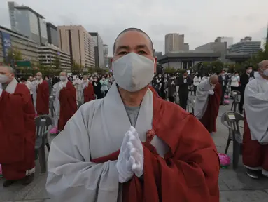 Biksu mengenakan masker saat merayakan ulang tahun Buddha di Gwanghwamun Plaza, Seoul, Korea Selatan, Kamis (30/4/2020). Ulang tahun Buddha kali ini dirayakan di tengah pandemi virus corona COVID-19. (AP Photo/Ahn Young-joon)