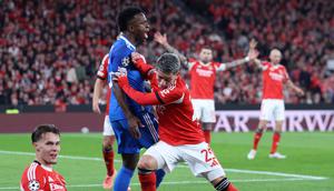 Deretan drama mewarnai laga play off leg-1 Liga Champions 2025/2026 antara Benfica melawan Real Madrid di Estadio Da Luz, Lisbon, Portugal, Selasa (17/02/2026) malam waktu setempat. (AFP/Patricia De Melo Moreira)