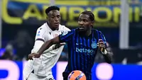 Skor 3-1 tidak berubah hingga akhir pertandingan. Tampak dalam foto, bek Bologna asal Kolombia, Jhon Lucumi (kiri) dan penyerang Inter Milan asal Prancis, Marcus Thuram (kanan), berebut bola selama pertandingan pekan ke-17 Serie A Italia di Stadion San Siro, Milan, Minggu (4/1/2026) waktu setempat atau Senin (5/1/2026) dini hari WIB. (Piero CRUCIATTI/AFP)