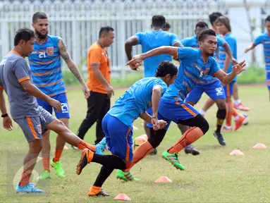 Pemain PBFC berlari berebut bola saat latihan terbuka di lapangan atletik Stadion Pakansari, Kab Bogor, Jumat (10/3). PBFC akan melakoni laga final Piala Presiden 2017 melawan Arema FC pada Minggu (12/3). (Liputan6.com/Helmi Fithriansyah)