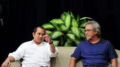 Menteri Marwan Jafar saat bersama Iwan Fals di Kediaman Iwan Fals, Depok, Selasa (16/12/2014). (Liputan6.com/Johan Tallo)
