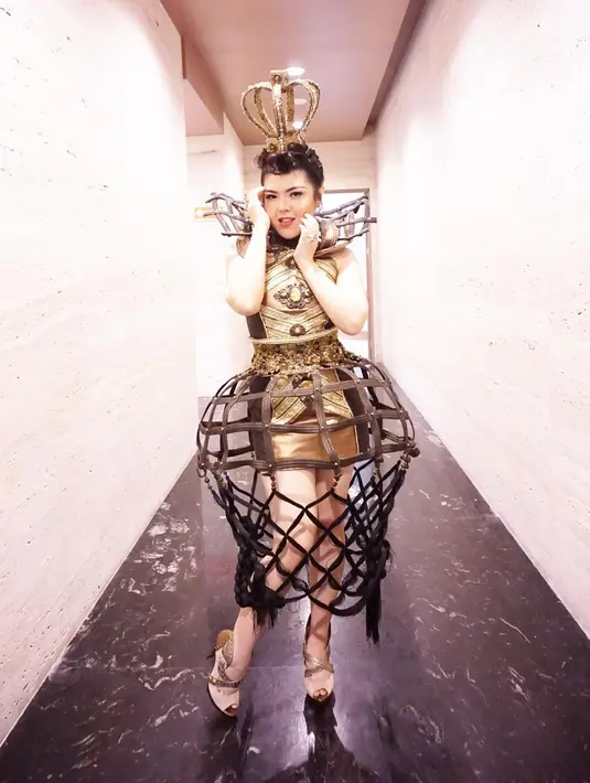 Tina Toon tampil anggun dengan mengenakan busana warna hitam dan emas. (Foto: instagram.com/tinatoon101)