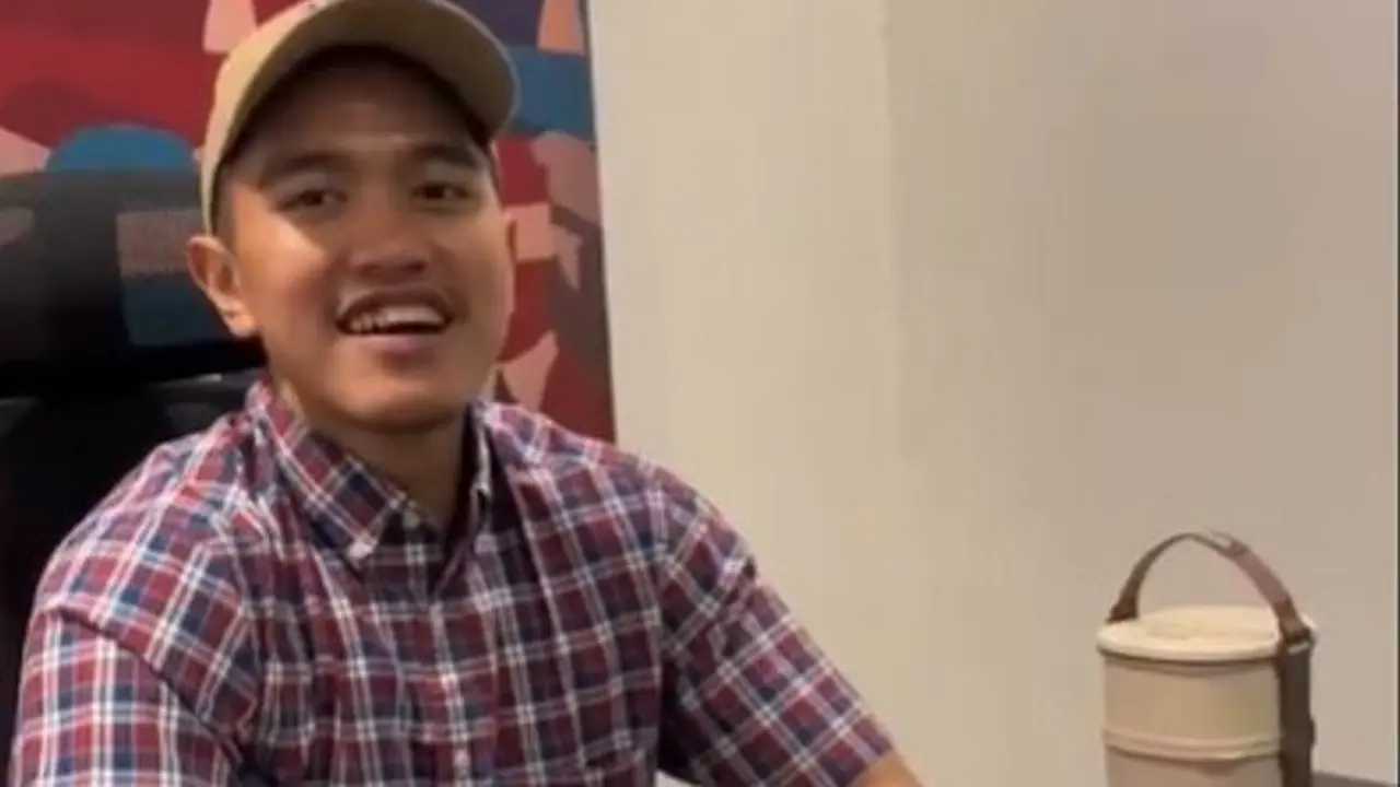 Usai Tampil di Podcast, Kaesang Pangarep Pamer Meja Kerja di Kantor PSI