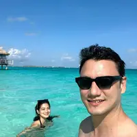 Karena hanya berdua, pasangan ini pun sudah seperti pasangan baru yang sedang melakukan bulan madu. Keduanya benar-benar menikmati watu berkualitas tersebut. (Instagram/titi_kamall)