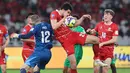 Pemain Timnas Indonesia, Elkan Baggott (tengah kanan) berusaha menghalau bola dalam laga semifinal FIFA Series 2026 melawan St Kitts and Nevis di Stadion Utama Gelora Bung Karno (SUGBK), Senayan, Jakarta, Jumat (27/03/2026). (Bola.com/M Iqbal Ichsan)