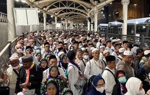 Jemaah haji Indonesia di Terminal Ajyad, Makkah, usai salat isya berjamaah di Masjidil Haram, Sabtu malam, 9 Mei 2026. (Foto: dok. Media Center Haji 2026)