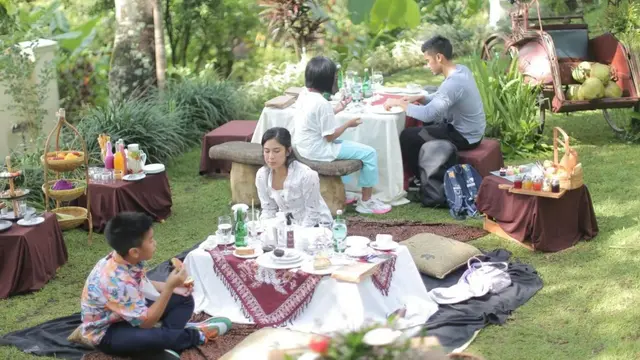 Dian Sastrowardoyo piknik bersama keluarga (Instagram/therealdisastr)