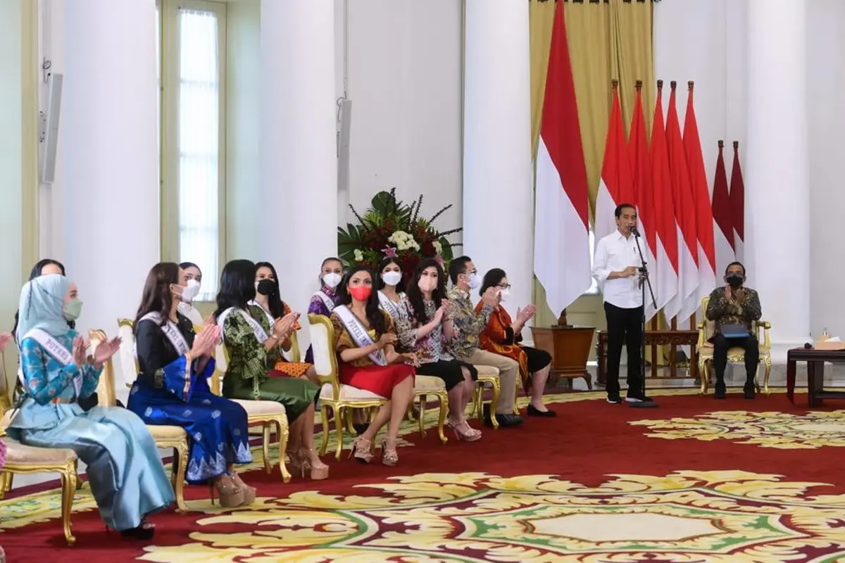 Presiden Joko Widodo atau Jokowi menerima kunjungan para finalis Puteri Indonesia tahun 2022 dan pemenang Puteri Indonesia tahun 2020 di Istana Kepresidenan Bogor, Rabu, 23 Februari 2022.
