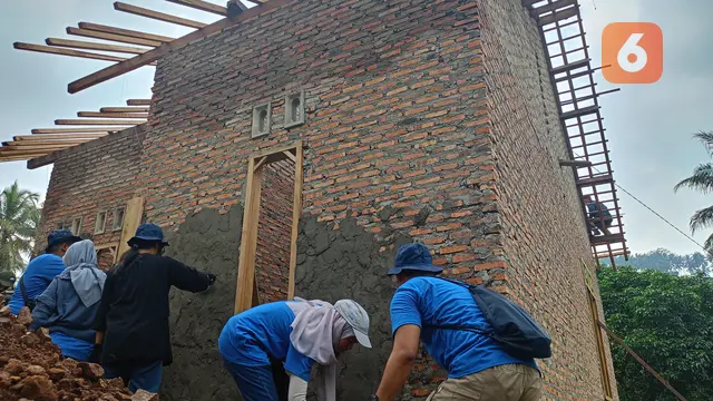 Bedah Rumah Tidak Layak Huni oleh PT ASDP Indonesia Ferry. (Rabu, 13/06/2024). (Yandhi Deslatama/Liputan6.com).