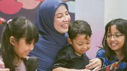 Lebih dari itu, kehadiran anak-anak Natasha Rizky menjadi semangat tersendiri menyaksikan perjuangannya menyusun buku akhirnya selesai. Meskipun tak ada sosok Desta ikut memeriahkan hadir di tengah acara. (Liputan6.com/IG/@natasharizkynew)