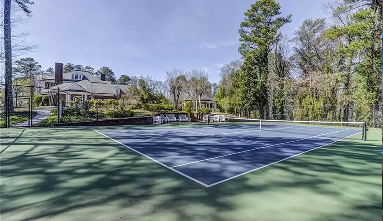 Terletak di daerah yang eksklusif, hunian sang diva dilengkapi berbagai fasilitas seperti lapangan tenis pribadi. (Foto: via Zillow)