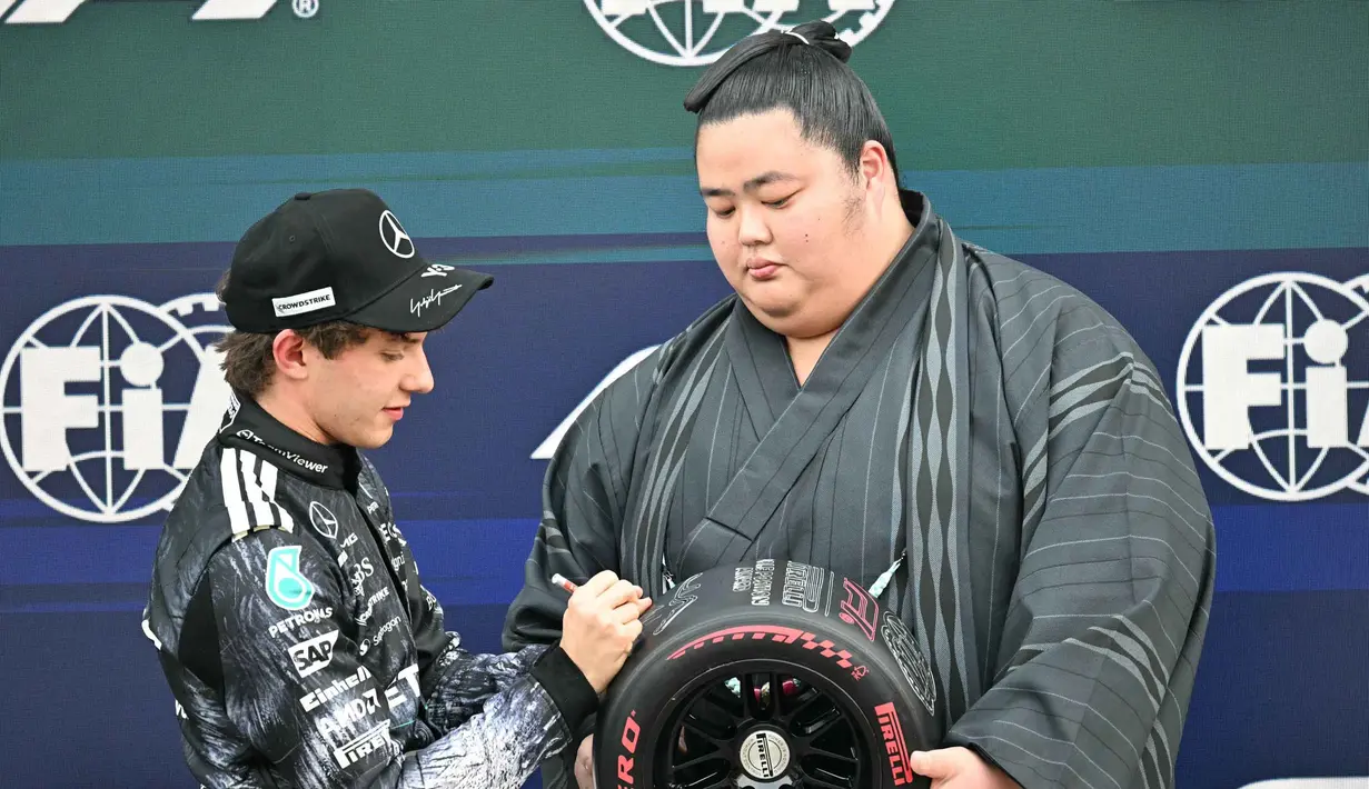 Untuk posisi keempat dan kelima masing-masing ditempati oleh pembalap Scuderia Ferrari HP, Charles Leclerc, dan pembalap McLaren Mastercard F1 Team, Lando Norris. Tampak dalam foto, pembalap Mercedes AMG Petronas asal Italia, Kimi Antonelli, menerima penghargaan pole position dari pegulat sumo Jepang, Kotozakura Masakatsu II, setelah sesi kualifikasi Formula 1 GP Jepang 2026 di Sirkuit Suzuka, pada Sabtu (28/3/2026). (Toshifumi KITAMURA/AFP)