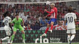 Pemain Atletico Madrid, Antoine Griezmann (dua kanan), mampu memanfaatkan umpan dan menanduk bola ke gawang Real Madrid dan membuahkan gol kedua dalam pertandingan pekan keenam La Liga Spanyol 2023/2024 yang berlangsung di Metropolitano stadium, Madrid, Senin (25/9/2023). (AFP/Thomas Coex)