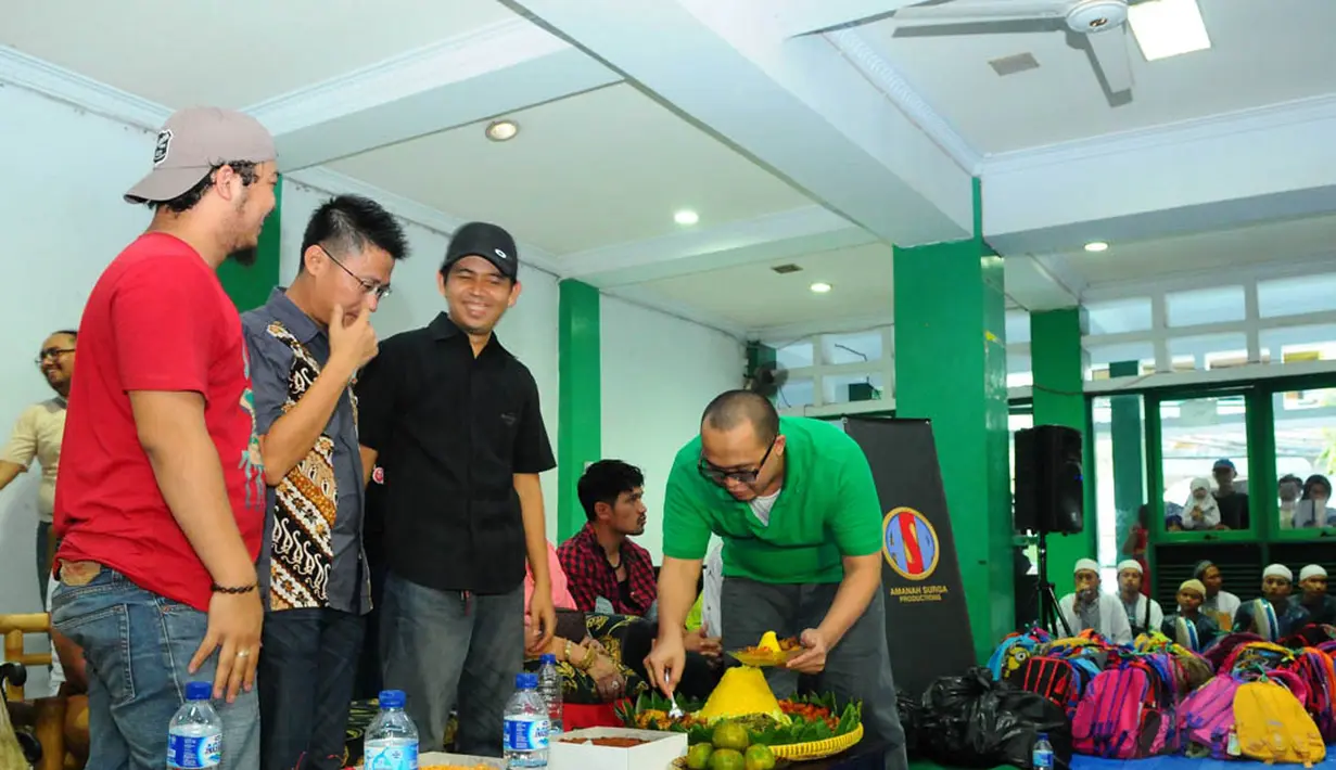 Para kru dan pemain ABG Jadi Manten menggelar acara berbagi bersama 150 anak yatim di Petamburan, Jakarta, Selasa (5/8/14). (Liputan6.com/Andrian M Tunay)