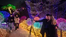 Gambar pada 11 Januari 2020, pengunjung berswafoto saat menyaksikan keindahan ribuan lampu di Garden of Morning Calm, sebelah timur Seoul di distrik Gapyeong, Korea Selatan. Festival cahaya tahunan tersebut dinikmati saat musim dingin, Desember sampai akhir bulan Maret. (Ed JONES / AFP)