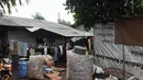 Rumah lama Sony Wakwaw sangat memprihatinkan. Dindingnya bambu dilapisi plastik dan beratapkan asbes. Sementara lantainya beralaskan tanah. Foto diambil pada Kamis (4/12/2014). (Liputan6.com/Herman Zakharia)