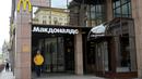 <p>Seorang pria berjalan melewati restoran McDonald's yang tutup di Moskow, Rusia pada 16 Mei 2022. Dalam sebuah pernyataan McDonald's mengatakan: "Setelah lebih dari 30 tahun beroperasi di negara itu, McDonald's Corporation mengumumkan akan keluar dari pasar Rusia dan telah memulai proses untuk menjual bisnis Rusia-nya." (Natalia KOLESNIKOVA / AFP)</p>