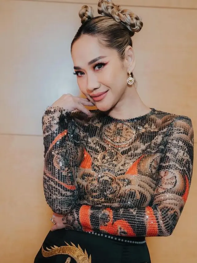 Bunga Citra Lestari dengan beragam tatanan rambut blonde. [@itsmebcal]