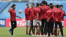 Aksi Mohamed Salah (kiri) memainkan bola saat sesi latihan tim Mesir di St. Petersburg stadium, St. Petersburg, Rusia, (18/6/2018). Mesir akan melawan Rusia pada laga kedua Piala Dunia 2018.  (AP/Dmitri Lovetsky)