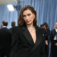 Model AS Hailey Bieber hadir di Met Gala 2025 di Metropolitan Museum of Art pada 5 Mei 2025, di New York. (Dok:&nbsp;Angela WEISS / AFP)