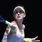 Petenis Swiss, Belinda Bencic melakukan pukulan forehand ke arah Anna Karolina Schmiedlova dari Slovakia pada putaran pertama kejuaraan tenis Australia Terbuka di Melbourne, Australia, Selasa (21/1/2020). (AP Photo/Dita Alangkara)