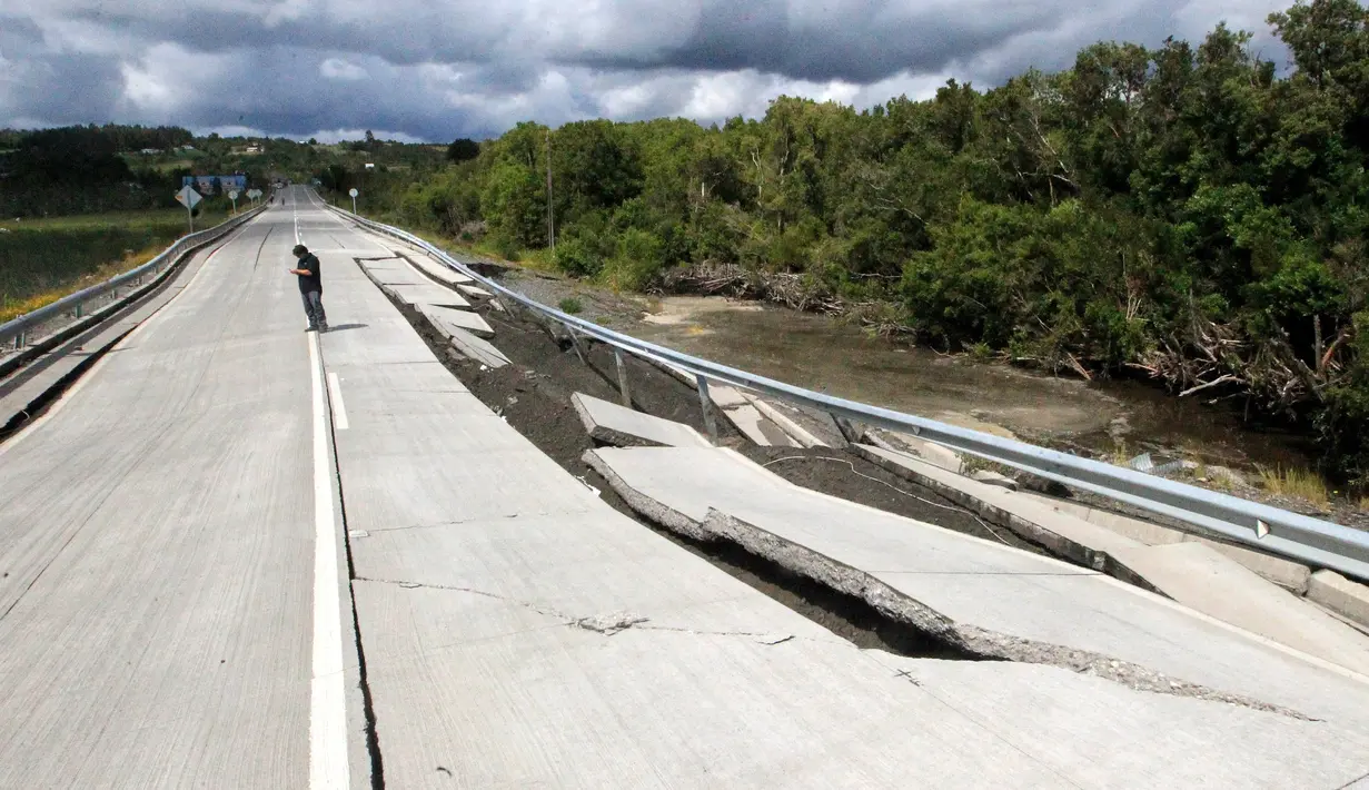 Kondisi jalan yang rusak usai gempa berkekuatan 7,6 SR melanda Pulau Chiloe, Chili, Minggu (25/12). Gempa ini dirasakan sampai ke Argentina. ( REUTERS / Stringer )