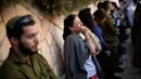 Reaksi para pelayat saat pemakaman tentara Israel Benjamin Loeb, yang berkewarganegaraan ganda Israel-Prancis, di Yerusalem, Selasa (10/10/2023). Jumlah korban tewas dalam perang Hamas dan Israel naik lagi menjadi 1.908 orang, dari sebelumnya yang dilaporkan di kedua sisi mencapai kurang dari 1.500 orang. (AP Photo/Francisco Seco)