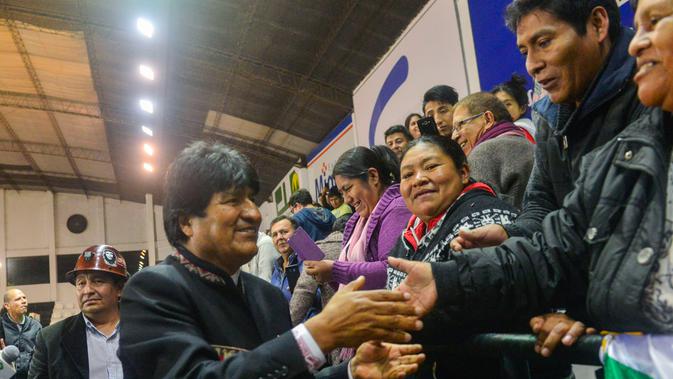 Presiden Bolivia Evo Morales menyapa anggota komunitas Bolivia sebelum bermain bola di Asunción, Paraguay, (14/8). Kedatangan Morales ke Paraguay untuk menghadiri pelantikan presiden terpilih Mario Abdo Benitez. (AFP Photo/Silvio Rojas)