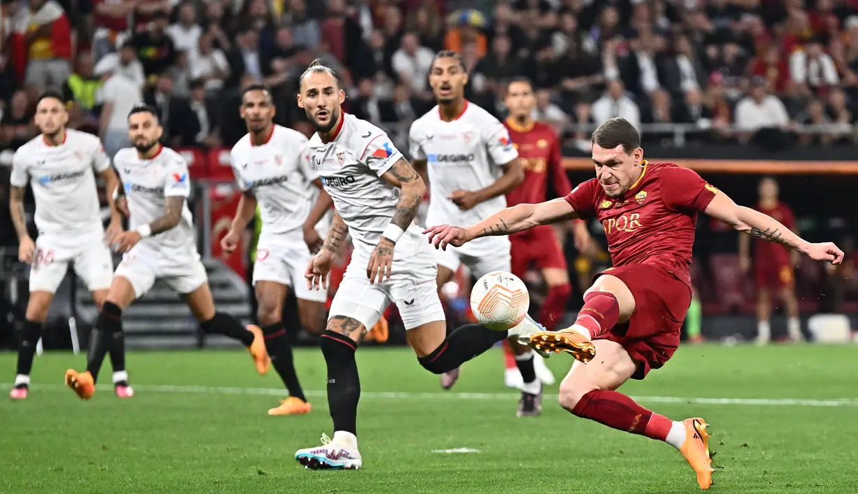 Pemain AS Roma, Andrea Belotti (kanan), gagal memanfaatkan peluang emas di depan gawang Sevilla pada laga final Liga Europa 2022/2023 yang berlangsung di Puskas Arena, Budapest, Kamis (1/6/2023) dini hari WIB. (AFP/Joe Klamar)