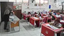 Siswa mengikuti kegiatan belajar mengajar tanpa ada guru yang hadir di SDN Pondok Cina 1, Depok, Jawa Barat, Senin (14/11/2022). Orang tua murid hingga relawan menjadi guru dadakan untuk mengajar siswa dan siswi SDN Pondok Cina 1. (merdeka.com/Arie Basuki)