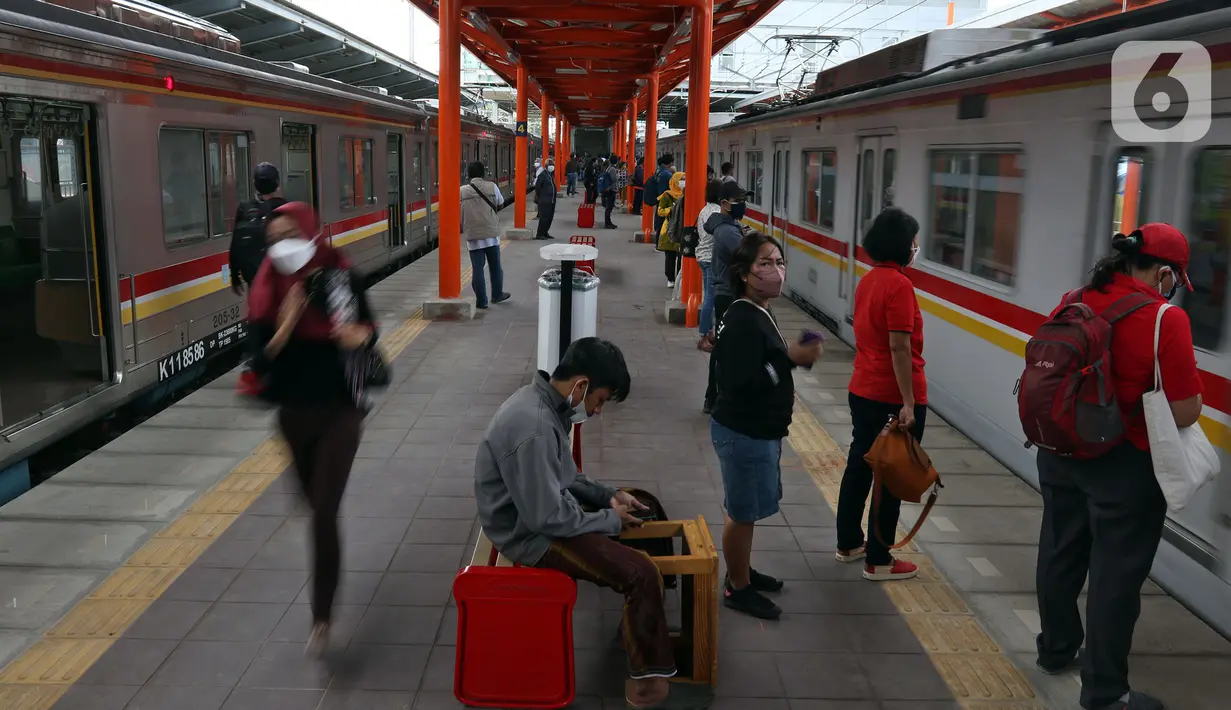 Penumpang menunggu Kereta Commuterline di Stasiun Bekasi, Kota Bekasi, Jawa Barat, Selasa (23/11/2021). Setelah ditutupnya jalur 1, 2, dan 3, operasional kereta di Stasiun Bekasi akan dilayani di jalur 4, 5, 6, dan 7. (Liputan6.com/Herman Zakharia)