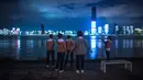 Para anggota tim medis Beijing menikmati panorama sungai di sebuah lokasi di Taman Jiangtan Hankou di Wuhan, Provinsi Hubei, China tengah, pada 26 Maret 2020. Seiring meredanya wabah virus corona (Covid-19), kehidupan di Wuhan berangsur-angsur kembali normal. (Xinhua/Xiao Yijiu)