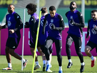 Para pemain Jerman menghadiri sesi latihan tim sepak bola nasional Jerman di lapangan latihan Borussia Dortmund, Jerman pada 18 Maret 2025. (Ina FASSBENDER/AFP)