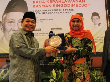 Ketua Fraksi PKS DPR Jazuli Juwaini (kiri) bersama Presiden PKS M Sohibul Iman (kanan) menyerahkan cinderamata kepada Mensos Khofifah Indar Parawansa usai acara seminar dan buka puasa bersama F-PKS DPR di Jakarta, Kamis (16/6). (Liputan6.com/Fery Pradolo)
