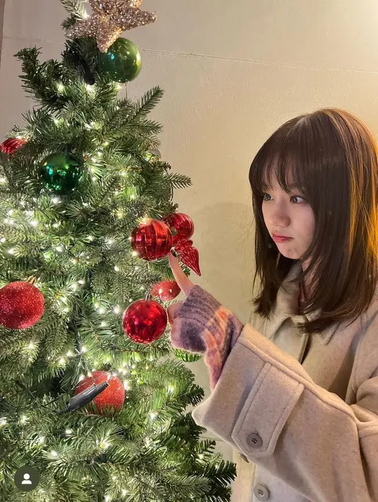 Hyeri mengenakan coat coklat dipadukan inner berbulu warna pink keunguan dengan rambut sepundak yang terurai. [@hyeri_0609]