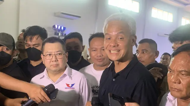 Calon presiden nomor urut 3 Ganjar Pranowo mengunjungi Pasar Kranggan, Bekasi, Jawa Barat, Sabtu (16/12/2023). (Liputan6.com/Delvira Hutabarat)